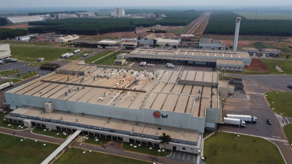 Vista aérea dos galpões do frigorífico e da fábrica de ração da MBRF