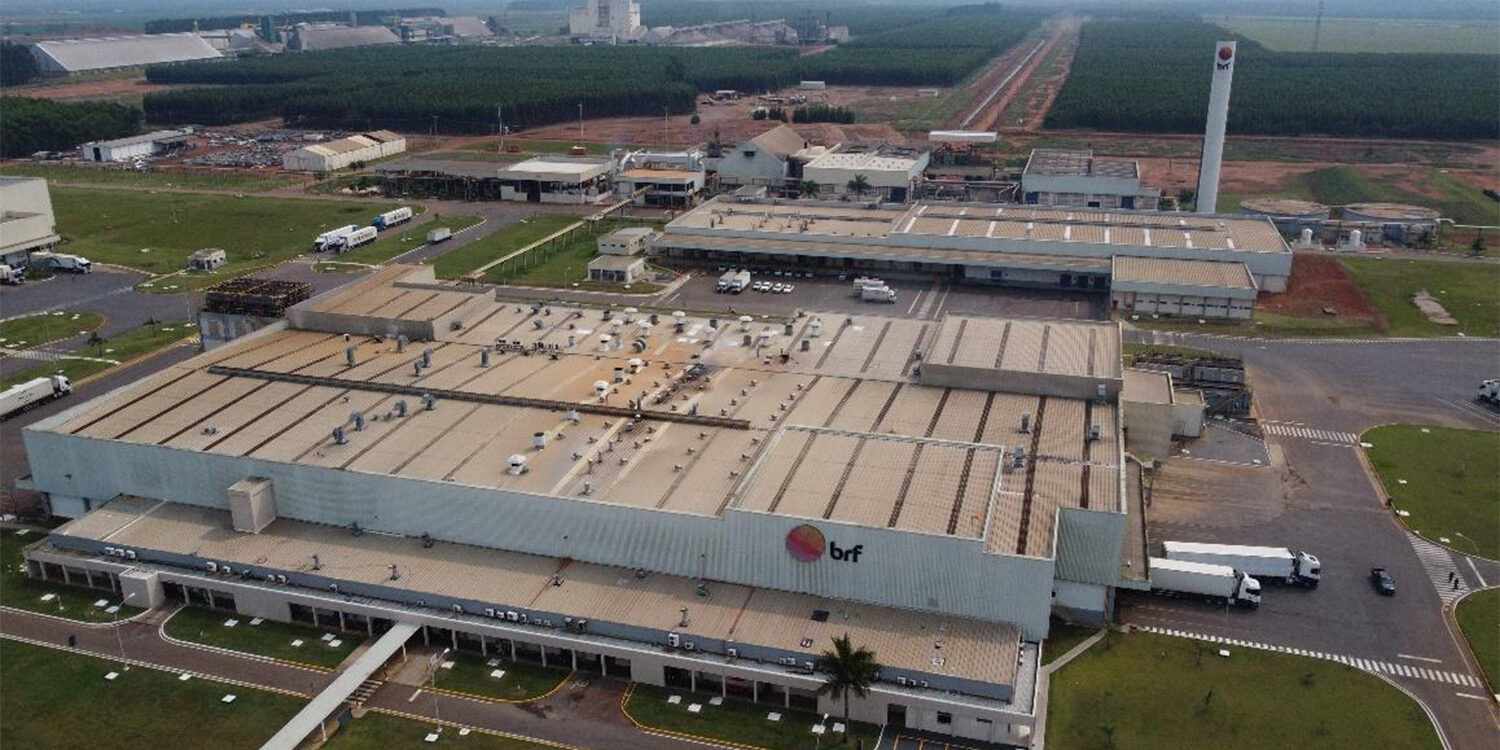 Vista aérea dos galpões do frigorífico e da fábrica de ração da MBRF