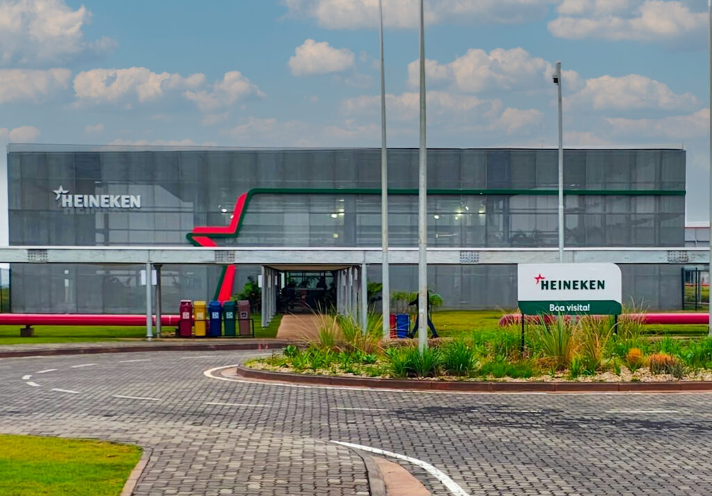 Fachada da unidade industrial da Heineken vista da área externa