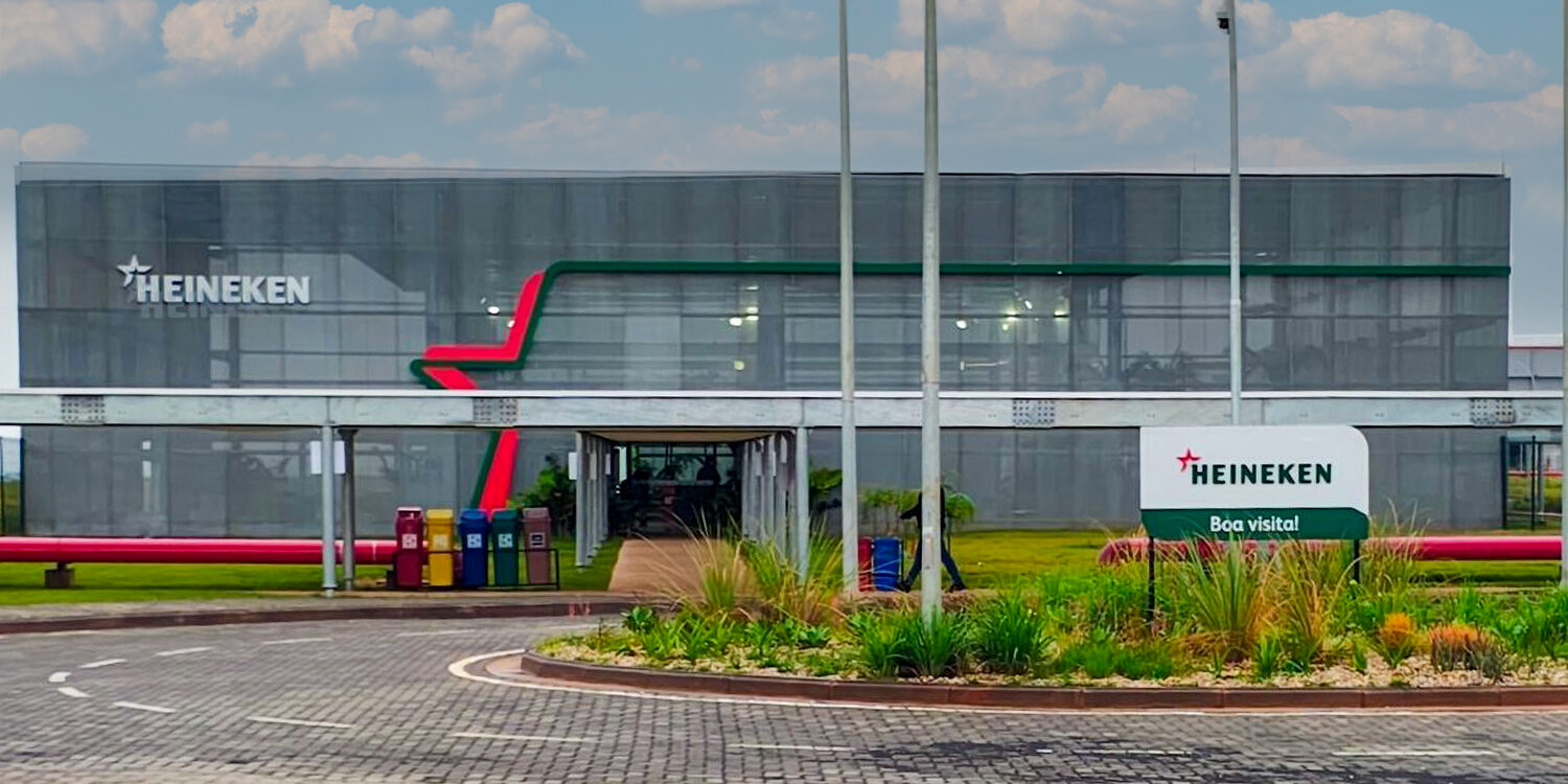 Fachada da unidade industrial da Heineken vista da área externa