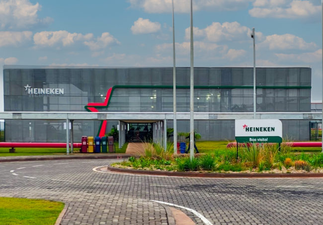 Fachada da unidade industrial da Heineken vista da área externa
