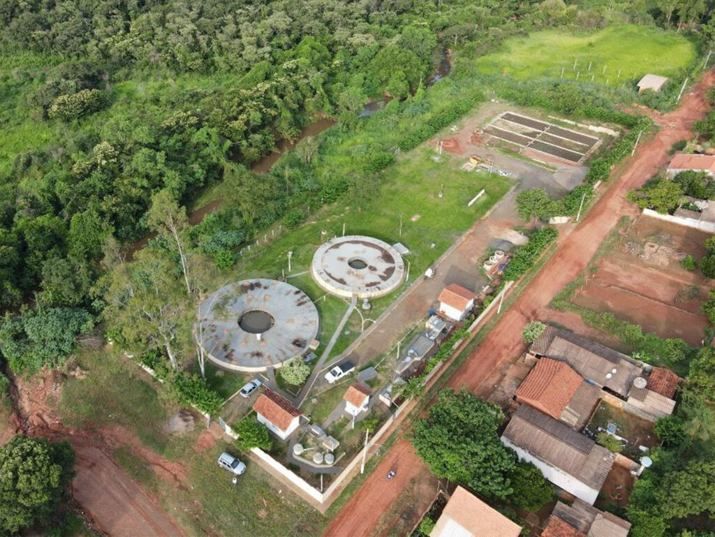 Vista aérea de estação de tratamento de esgoto em área urbana