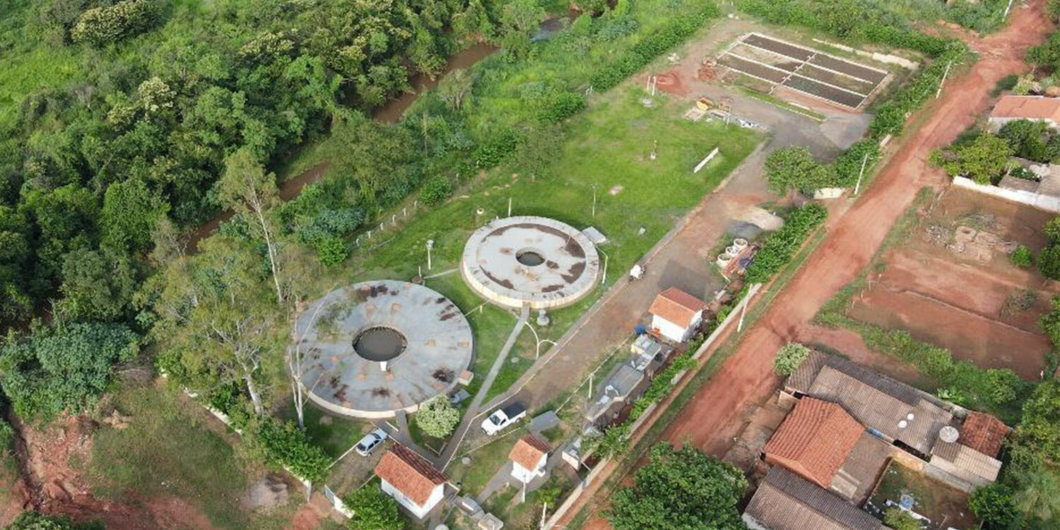 Vista aérea de estação de tratamento de esgoto em área urbana