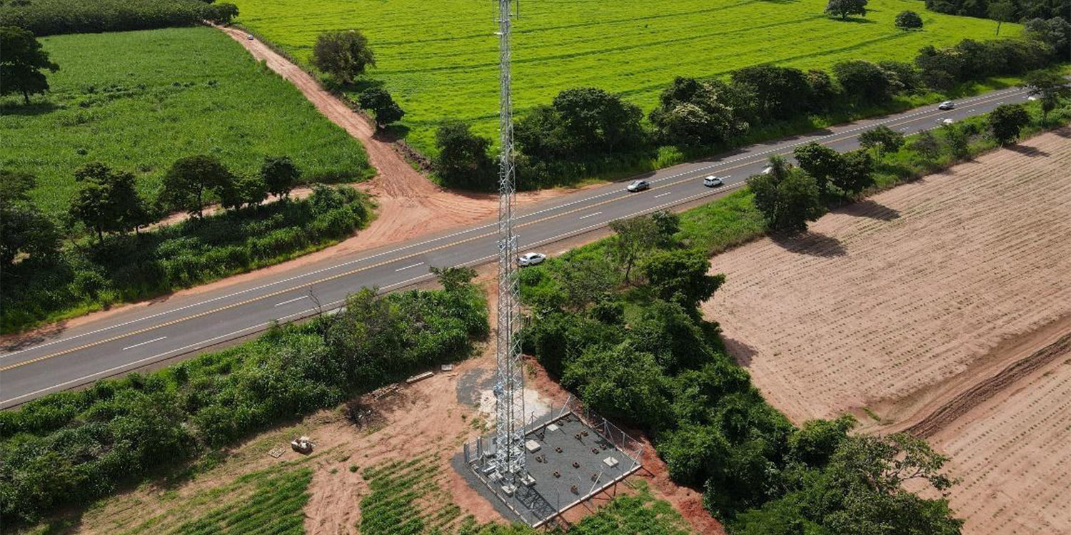 Vista aérea de estação rádio-base instalada em área rural