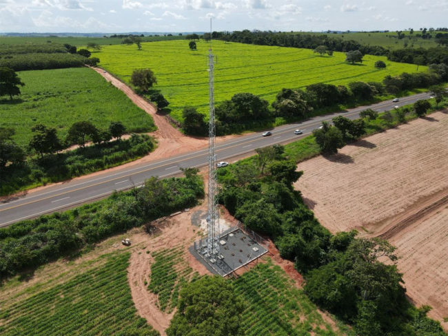Vista aérea de estação rádio-base instalada em área rural