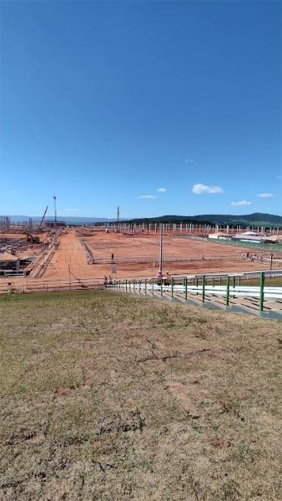 Vista aérea de canteiro de obras em fase de terraplanagem