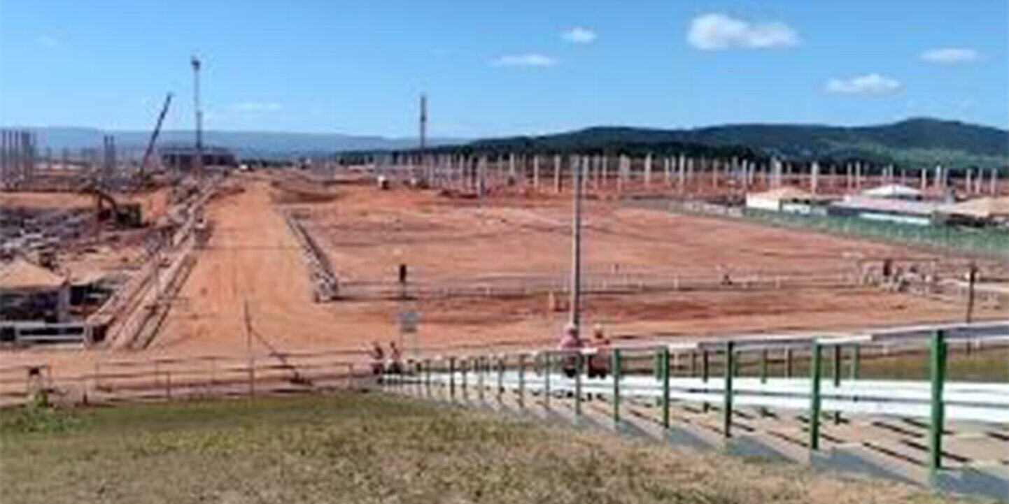 Vista aérea de canteiro de obras em fase de terraplanagem