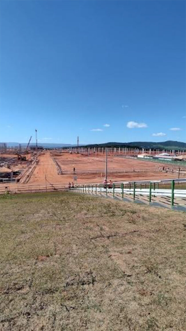 Vista aérea de canteiro de obras em fase de terraplanagem