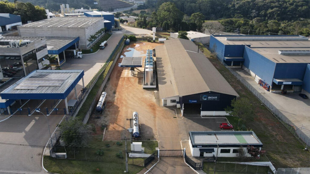 Vista aérea de unidade industrial com galpões e pátio de manobras