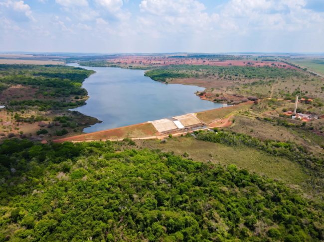Vista aérea do reservatório Guariroba cercado por mata, em Campo Grande, MS
